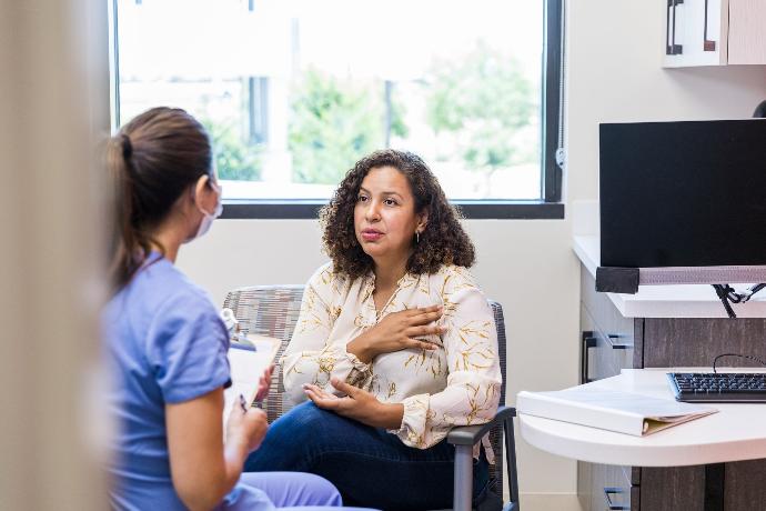 Nurse talking to a patient in an urgent care clinic